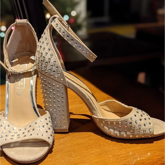 💥Sale💥Truffle Collection women's sz 7 embellished block heels with ankle strap - Picture 1 of 8